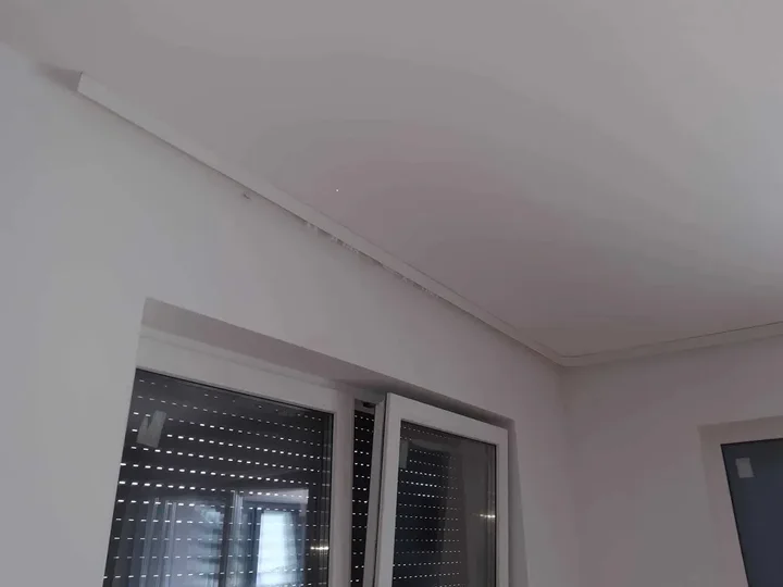 Karnisze do okien narożnych – jakie rozwiązania są dostępne?