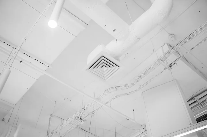 Anemostaty sufitowe i ścienne – jak zwiększyć komfort wentylacji we wnętrzach