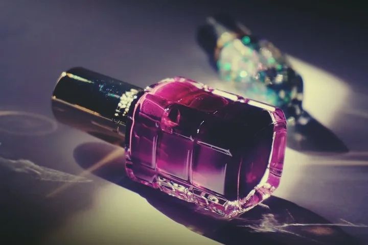 Lakiery hybrydowe inspirowane naturą – modne palety barw