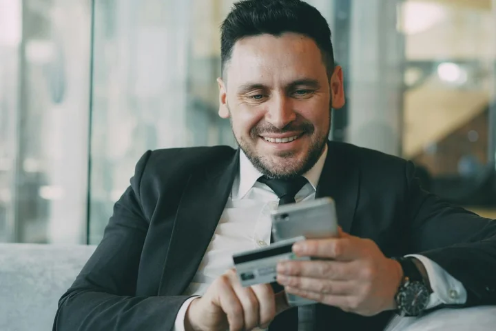 Jakie skutki wywołuje sankcja kredytu darmowego dla kredytobiorcy i banku?