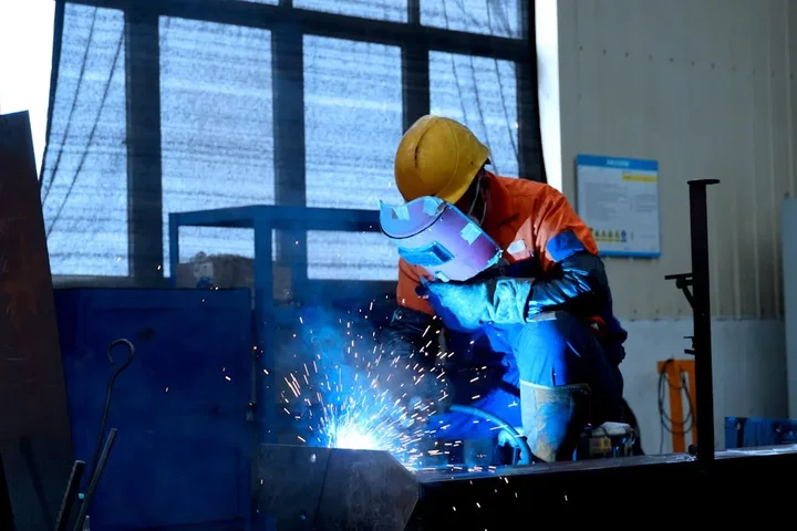 Obróbka mechaniczna blach nierdzewnych – podstawowe metody