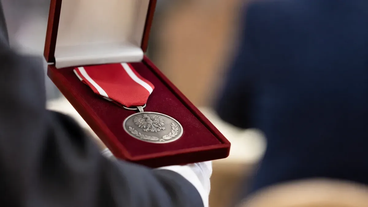 Szef WCR w Koszalinie z medalem „Za zasługi dla Powiatu Koszalińskiego”