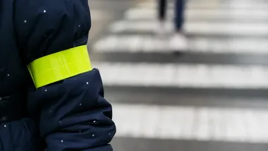 Ponad 100 kamizelek dla przedszkolaków. Strażnicy zadbali o widoczność