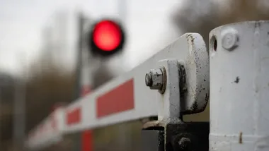 Czerwone światło na przejeździe kolejowym oznacza jedno - trzeba się zatrzymać