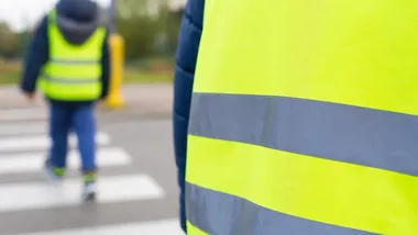 Odblask może dać kierowcy więcej czasu. Policjanci uczą dzieci w Koszalinie