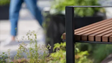 Dziesięć nowych ławek w Bobolicach. Projekt ma ułatwić seniorom odpoczynek