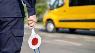 Miał odebrać dzieci z placówek. Policjanci zatrzymali go przed trasą