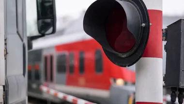 Dachowanie i zderzenie z pociągiem. Policja zatrzymała pięciu kierowców