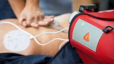 Dwa defibrylatory AED i szkolenia pierwszej pomocy dla Kurowa i Drzewian
