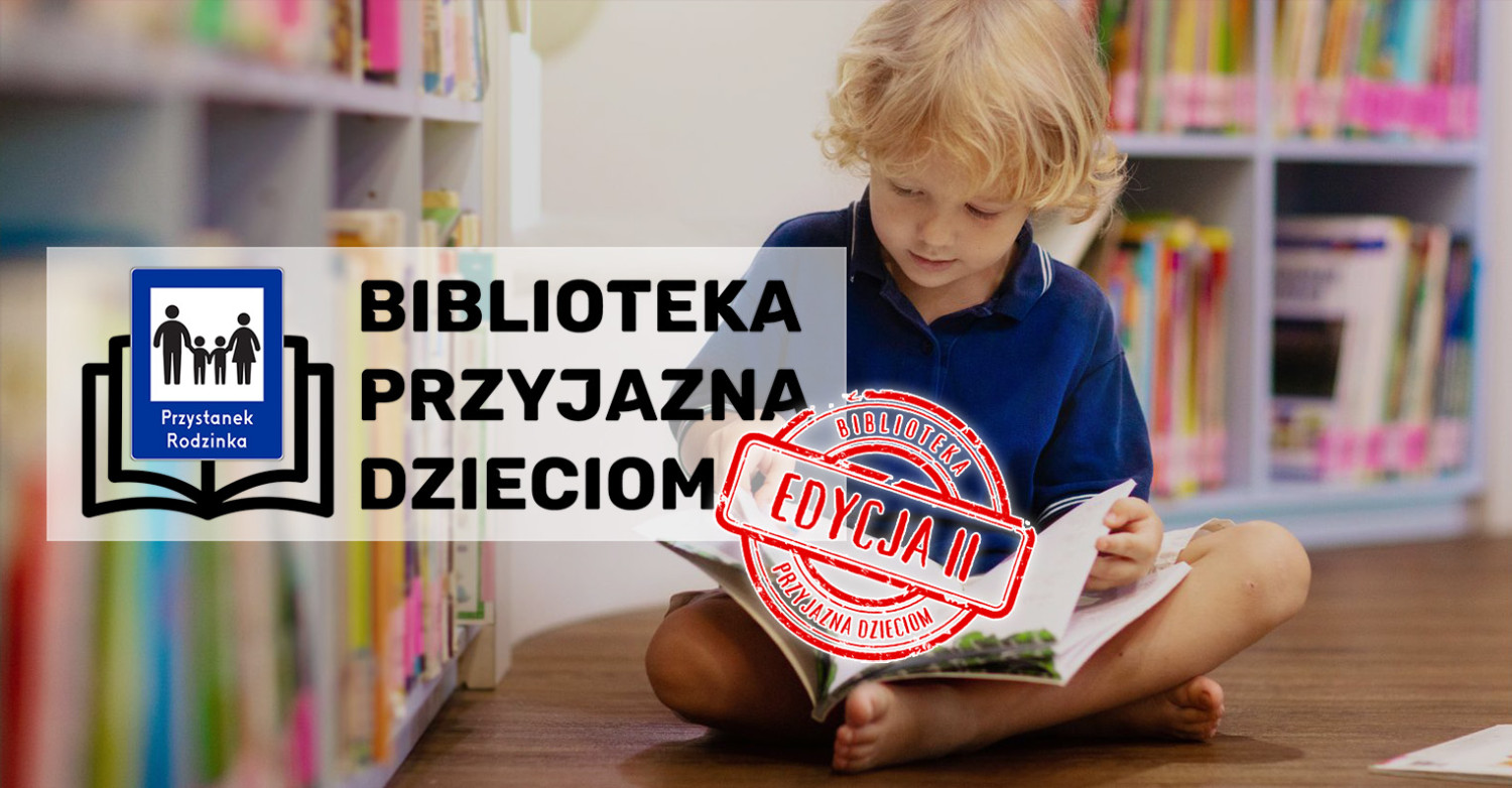 Grafika przedstawia dziecko siedzące na podłodze z książką, na pierwszym planie widoczne jest logo akcji oraz napis BIBLIOTEKA PRZYJAZNA DZIECIOM, po prawej stronie napisu widnieje pieczęć z tekstem BIBLIOTEKA PRZYJAZNA DZIECIOM EDYCJA II