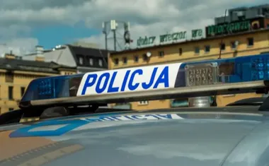 Land Rover wjechał na chodnik - 60-latek miał 1,1 promila