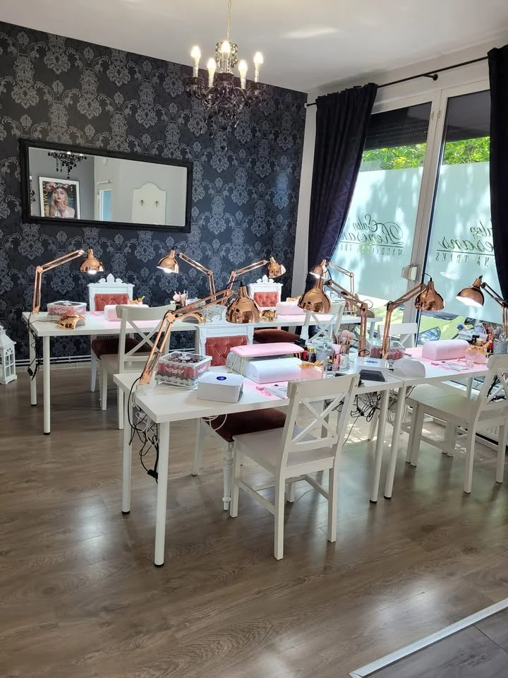 Grafika promocyjna wydarzenia PÓŁROCZNA Szkoła stylizacji paznokci Koszalin — kurs 6-miesięczny