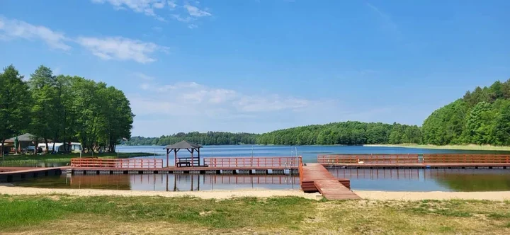Rajska Plaża w Poroście gotowa na lato. Jest sanitariat i poprawki na pomoście