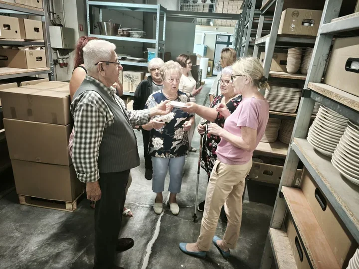 Od gliny do małych dzieł sztuki. Seniorzy z Bobolic odwiedzili fabrykę