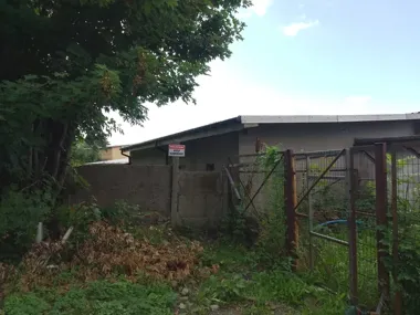 Hulajnogi na dachu budynku w Bobolicach. Straż Miejska ostrzega
