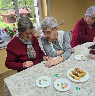 Koraliki zamiast rutyny. Seniorzy z Bobolic tworzą własne bransoletki