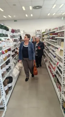 Seniorzy z Bobolic ćwiczyli samodzielność między sklepowymi półkami