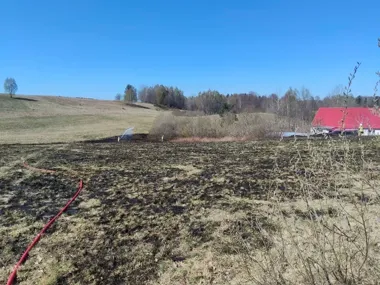 Wypalanie traw wciąż zbiera żniwo. Strażacy z Bobolic apelują o rozsądek