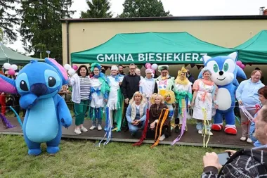 Recyklingowe stroje w Gniazdowie przyciągnęły uwagę podczas Dnia Ziemi