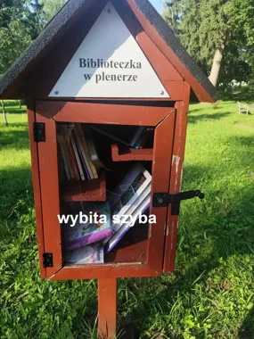 Wybita szyba w plenerowej biblioteczce. Książki zostały bez ochrony