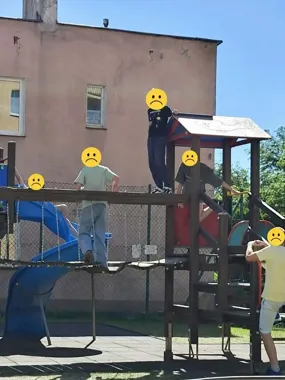Place zabaw w Bobolicach przejęte przez starszą młodzież. Rodzice apelują o interwencję