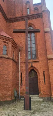 Przy kościele w Bobolicach zniknie stary krzyż, a ruch na kilka godzin stanie