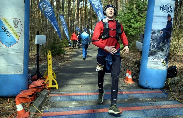 Koszaliński policjant wszedł na podium po 100 km w pełnym oporządzeniu