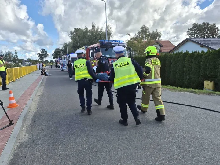 Samochód wjechał pod szynobus. 30 poszkodowanych w ćwiczeniach