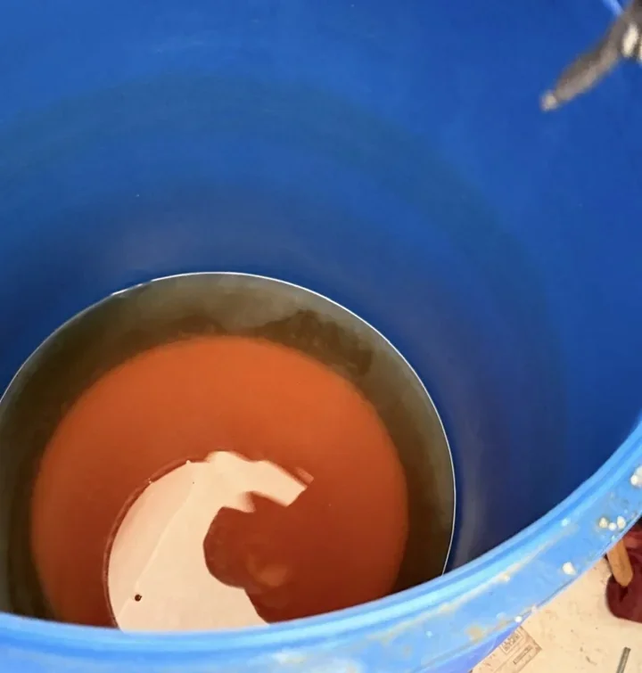 Domowa gorzelnia w powiecie Koszalińskim - zabezpieczono blisko 500 litrów alkoholu