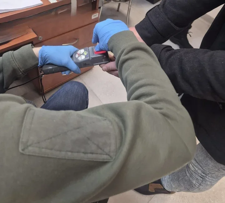 Nietrzeźwy kierowca z zakazem i amunicją omal nie potrącił pieszej