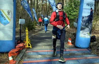 Koszaliński policjant wszedł na podium po 100 km w pełnym oporządzeniu