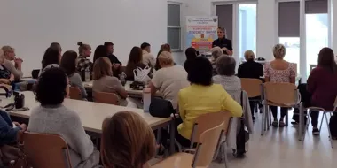 Policjanci przywieźli do szkoły nietypową walizkę. Pokazali, co może uratować dziecko
