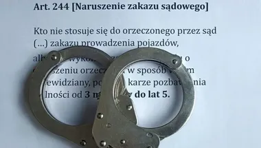 31-latek prowadził mimo dwóch zakazów. Policję zainteresowało parkowanie