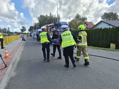 Samochód wjechał pod szynobus. 30 poszkodowanych w ćwiczeniach
