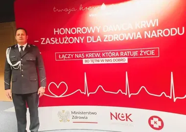 Policjant z Koszalina oddaje krew. Otrzymał odznaczenie ministra zdrowia