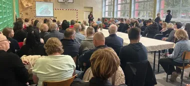 Niepokojące wpisy w szkołach. Policjanci z Koszalina uczą, jak reagować
