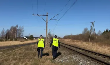 Dzielnicowi z Koszalina i adepci ze Słupska patrolowali przejazdy - akcja Zatrzymaj się i żyj