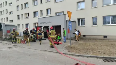 Wieżowiec w Koszalinie w ogniu ćwiczeń - służby testowały ewakuację