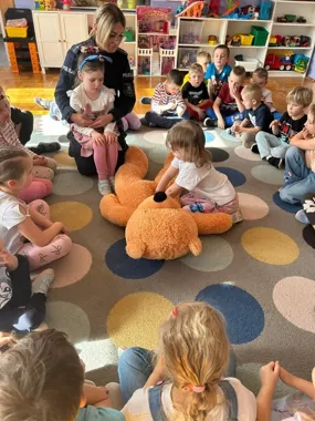 Pluszowy miś i poważna lekcja - przedszkolaki z Rosnowa ćwiczyły ratowanie