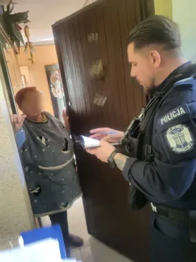 Dzielnicowi z Koszalina - uczą seniorów, jak nie paść ofiarą oszustów