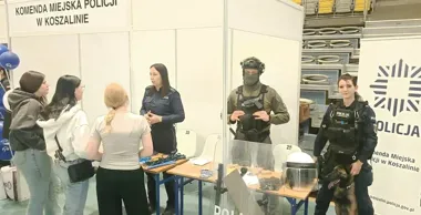 Policyjny motocykl i kask szturmowca przyciągnęły tłum na targach w Koszalinie