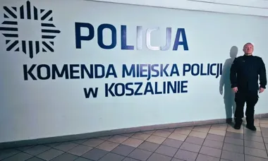 Peugeot wędrował po całej jezdni. Policjant po służbie wyciągnął kluczyki z zapłonu