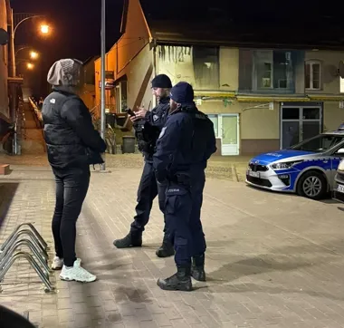 Patrole w Bobolicach przeszukały parki - kilkanaście mandatów, brak zatrzymań