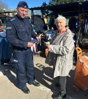 Seniorzy dostają odblaski i instrukcje - Policja w Koszalinie zwiększa ochronę dokumentów