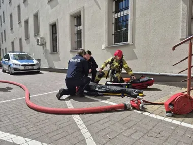 Alarm w komendzie. Funkcjonariusze policji w Koszalinie sprawdzali, jak szybko uciec z płonącego budynku