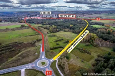 Wizualizacja planowanej obwodnicy DK 25 w Bobolicach, z oznaczeniem istniejącej drogi krajowej i nowego odcinka omijającego miasto.
